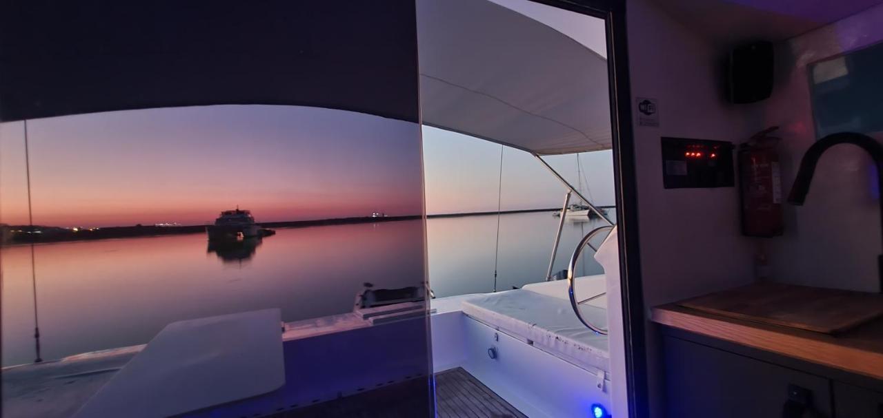 Barco Casa Catamara Sleepandboat Hotel FAO Buitenkant foto