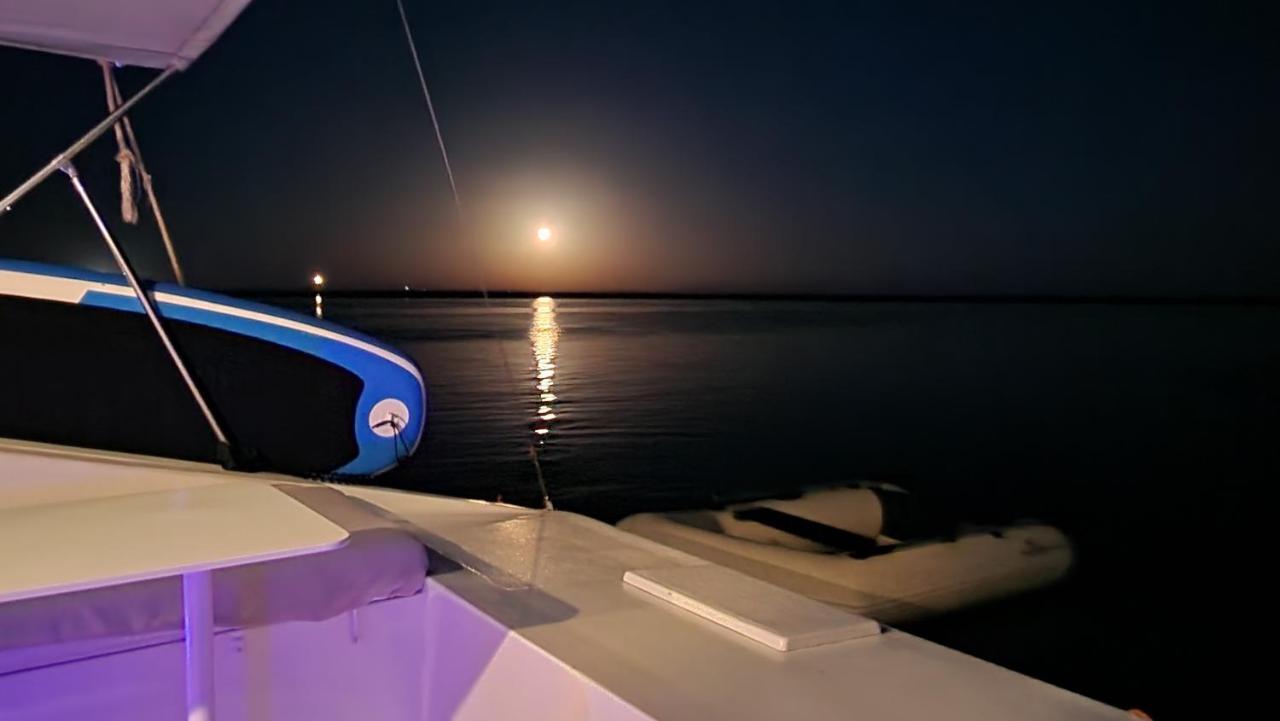 Barco Casa Catamara Sleepandboat Hotel FAO Buitenkant foto
