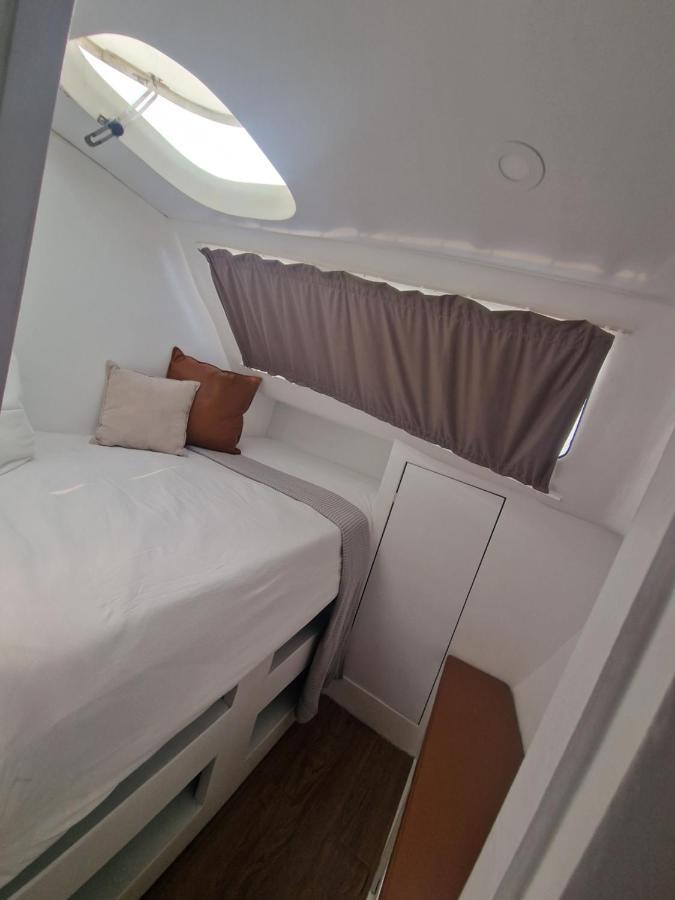 Barco Casa Catamara Sleepandboat Hotel FAO Buitenkant foto